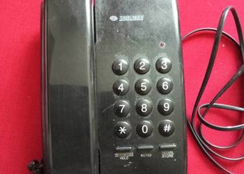 Stary aparat telefoniczny.