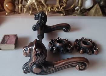 Komplet, piekne klamki z głową lwa i szyldy.