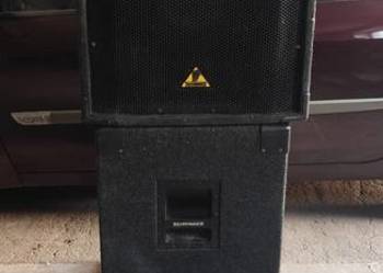 Basy 18" Behringer stx