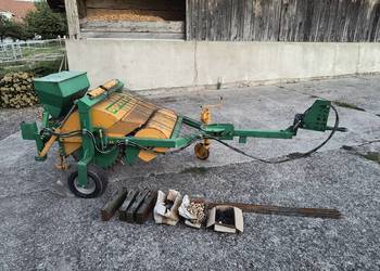 Sprzedam aerator z siewnikiem do podsiewu trawy.