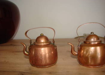 mały miedziany czajniczek