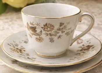 Colclough. Made in England. 
Filiżanka ze spodkiem i talerzykiem deserowym.