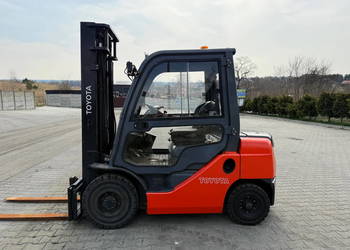 wózek widłowy TOYOTA 8FDF25 diesel 3.70m kabina przesuw 4-sekcja 2013'