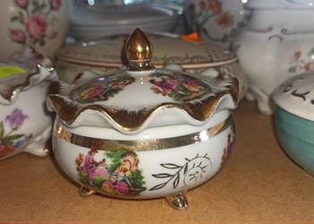 Puzderko, szkatułka. Scenka dworska. Na 4 nóżkach. Puzderko, szkatułka. Scenka dworska. Na 4 nóżkach.