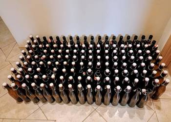 Butelki szt.160, z zamknięciem pałąkowym (kapsel/krachla), bez naklejek.