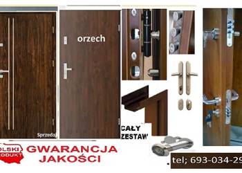 Drzwi zewnętrzne wejściowe do mieszkania w bloku i domu