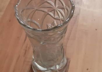 Szklany wazonik z czasów PRL u