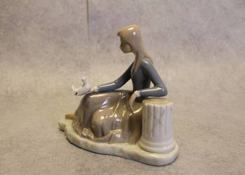 Porcelanowa figurka pochodząca z wytwórni Casades.  Hiszpańs