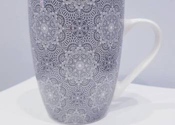 Kubek ceramiczny z imitacją haftowanych serwetek
