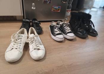 Sportowe tenisowki trampki. widać po prawej