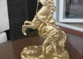 śliczna brykający figurka koń