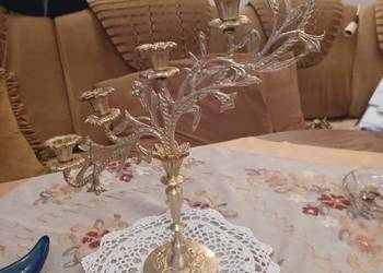 Piękny świecznik mosiężny.