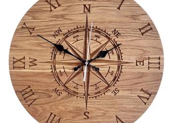 Drewniany zegar 40 cm – Róża Wiatrów w stylu nawigacyjnym, cyfry rzymskie