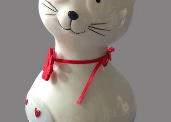Urocza dekoracja figurka ceramiczna kot biały z kokarda