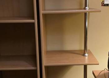 Szafka z półkami i drążkiem