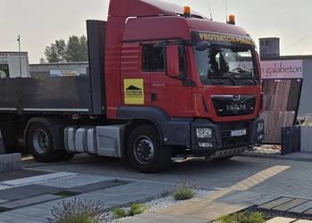 Samochód dostawa materiałów spedycja logistyka transport przewóz platforma