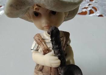 Figurka chłopca z saksofonem