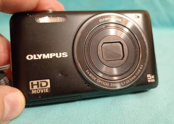 Olympus VG 130, czarny, kieszonkowy superzoom.