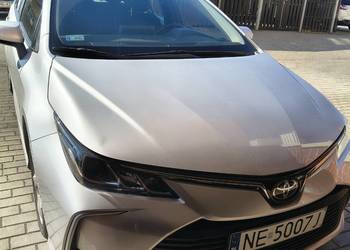 Toyota Corolla sedan 2021r. 1,5 benz srebrna