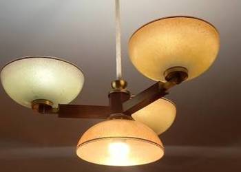 Trzyramienny żyrandol z kloszami w stylu Art Deco