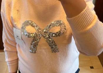 Sweter pudrowy róż z cekinami – uroczy i elegancki Sweter pudrowy róż z cekinami – uroczy i elegancki