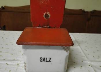 Stary pojemnik na sól