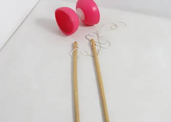 Diabolo różowe + drewniane kijki ze sznurkiem | Zręcznościowa zabawka retro