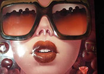 puszka metalowa twarz w okularach