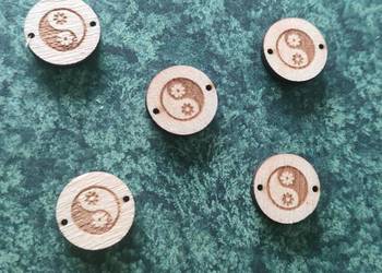 charms13 zawieszka drewno grawer 1,5 cm hand made