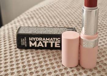 matowa szminka do ust z kwasem hialuronowym Avon Hydra Fawn pomadka