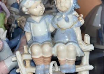 Figurka. Dzieci na płocie, z koszyczkiem. Syg. Terra.