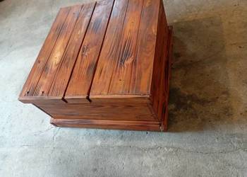 Rustykalna drewniana skrzynia, kufer do salonu lub szafka w stylu vintage.C