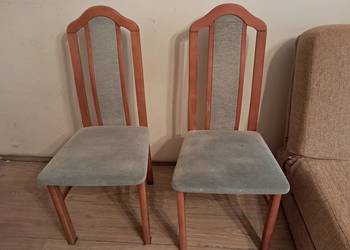 Krzesła drewniane z wysokim oparciem (2 szt.), do sprzedania
