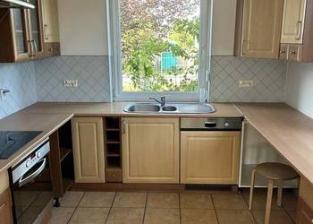 Meble kuchenne wraz z piekarnikiem okapem zlewem i bateria