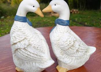 Ceramiczne figurki przedstawiające białe gęsi (lub kaczki) z niebieskimi ko
