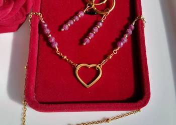 Pozłacany naszyjnik z naturalnymi rubinami.