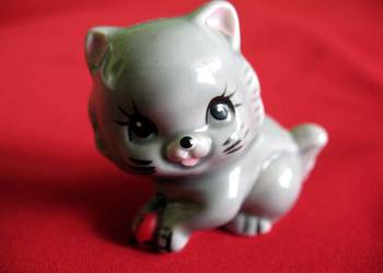Kot - mały kotek z biedronką - figurka z porcelany - 4,5 x 5 x 3 cm