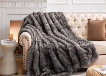 Koc ze sztucznego futra na kanapę 230 x 230 cm Szary HOMFINE