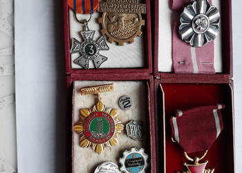 Medale i przypinki 14 szt.