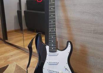 Sprzedam gitarę elektryczną z piecykiem tunerem kablami i piórkami.