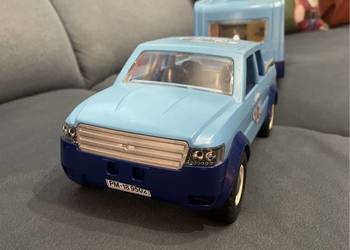 Auto Playmobil z przyczepą kempingową.