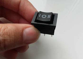 Prostokątny przełącznik kołyskowy, 3-pozycje On-Off-On czarny 21mm 6A