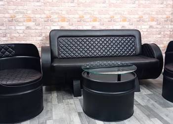 Sofa, fotele, stolik, zegar.