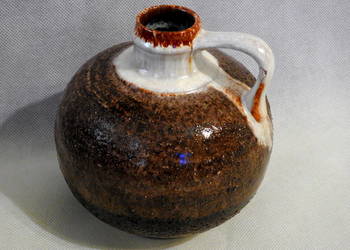 Śliczny stary ceramiczny wazonik niemiecki -sygnowany.