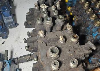 Rozdzielacz hydrauliczny Komatsu WB 97 na części