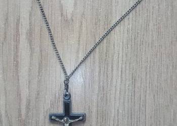 Naszyjnik krzyż na srebrnym łańcuszku.