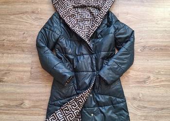 Pikowana ciemnozielona kurtka z kapturem z kieszeniami wzorzysta podsz