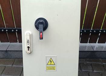 Szafka elektryczna z rozłącznikiem zewnętrznym