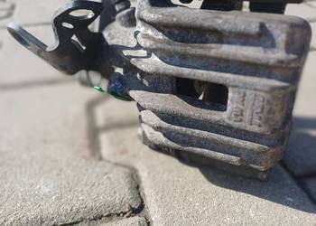 Zacisk hamulcowy z jarzmem oryginalny lewy tył 1K0615423J Audi Volkswagen