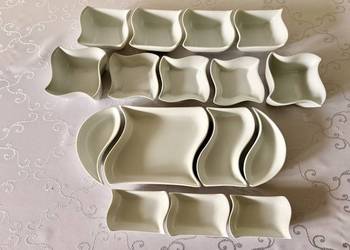 Zestaw porcelanowych salaterek i pater falistych 16 el. białe miseczki